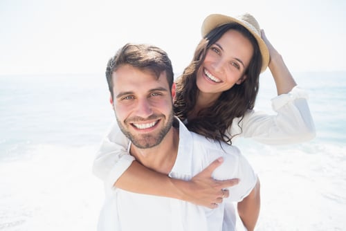 imagen de gente sonriendo en la playa