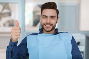 Hombre haciendo el pulgar hacia arriba